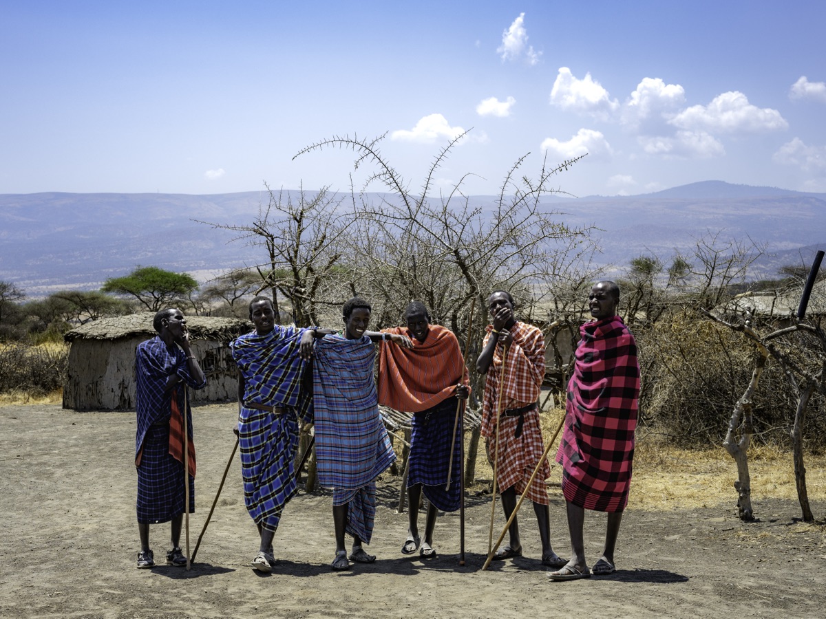 Gruppe von Maasai in farbenfroher traditioneller Kleidung